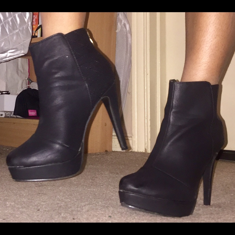 Matte black leather ankle booties!